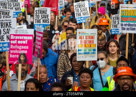 London, England, Großbritannien. Oktober 2023. Hunderte marschieren zum Royal London Hospital, bevor RMT, ASLEF, BMA, Unite, PCS und UCU Gewerkschaften eine Solidaritätskundgebung einleiten, während Ärzte, Bahnarbeiter und Universitätslehrer gleichzeitig in England streiken. (Kreditbild: © Tayfun Salci/ZUMA Press Wire) NUR REDAKTIONELLE VERWENDUNG! Nicht für kommerzielle ZWECKE! Stockfoto