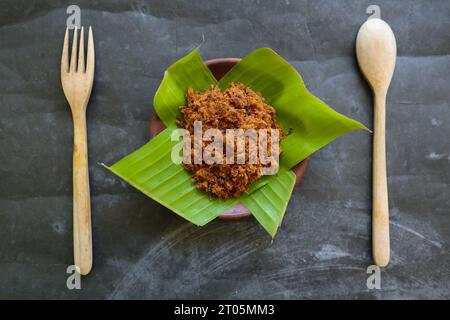 Abon aus Fleisch, Hackfleischgerichte aus braunem Zucker und getrockneten, haltbar gemachten Lebensmitteln. Indonesisches asiatisches Essen Stockfoto