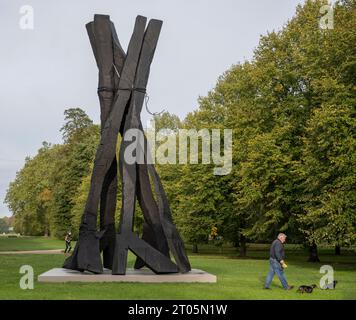 Serpentine South, London, Großbritannien. Oktober 2023. Die Galerie Serpentine präsentiert ihre erste Einzelausstellung von Georg Baselitz (*1938, Sachsen) vom 5. Oktober 2023 bis 7. Januar 2024. Es enthält eine monumentale neun Meter hohe Skulptur Zero Dom (Zero Dome) innerhalb der Royal Parks, die zum ersten Mal in Großbritannien präsentiert wurde. Quelle: Malcolm Park/Alamy Live News Stockfoto