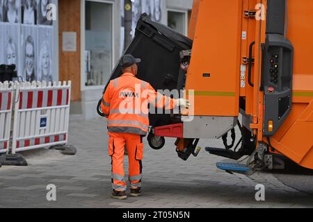 Muellabfuhr in München, Muell, Muelltonne, Muelltonnen, Muellcontainer, Abfall, Abfalltonne, Müller Auto, Müller, Arbeitswelt, Arbeiter, Müller Arbeiter, Müller leerer Mülltonnen in München. Müllmann *** Müllsammlung in münchen, Müll, Mülltonne, Mülltonne, Mülltonne, Mülltonne, Mülltonne, Mülltonne, Mülltonne, Müllwagen, Müllmann, Arbeiter, Müllarbeiter leert Mülltonne in münchen Müllmann Credit: Imago/Alamy Live News Stockfoto