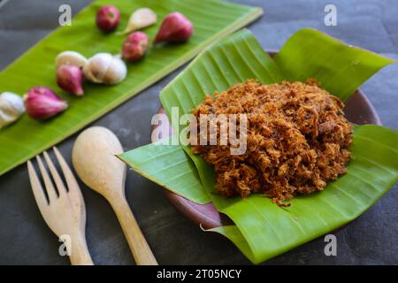 Abon aus Fleisch, Hackfleischgerichte aus braunem Zucker und getrockneten, haltbar gemachten Lebensmitteln. Indonesisches asiatisches Essen Stockfoto