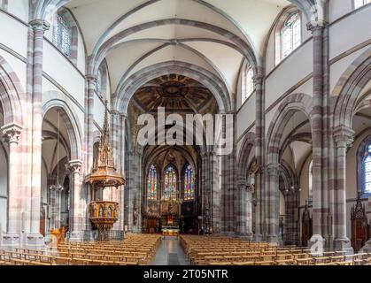 Obernai, Frankreich - 09 07 2023: Blick auf das Mittelschiff in der St. Peter und Paul Kirche Stockfoto