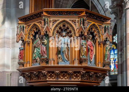 Obernai, Frankreich - 09 07 2023: Blick auf ein Detail in der Kirche St. Peter und Paul Stockfoto