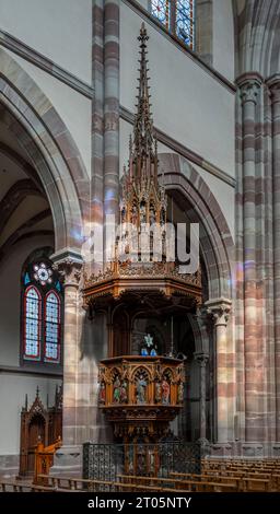 Obernai, Frankreich - 09 07 2023: Blick auf die Kanzel in der St. Martins Kirche Stockfoto