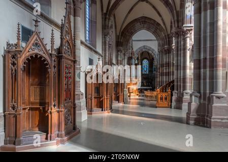 Obernai, Frankreich - 09 07 2023: Blick auf die Seitenkapelle in der St. Peter und Paul Kirche Stockfoto