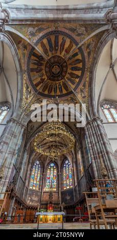 Obernai, Frankreich - 09 07 2023: Blick auf die Decke und Gemälde in der Kirche St. Peter und Paul Stockfoto