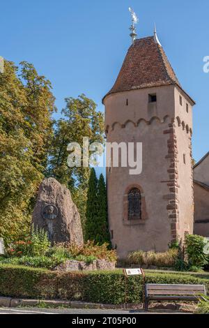 Obernai, Frankreich - 09 07 2023: Die Weinstraße. Blick außerhalb der Kirche der Heiligen Peter und Paul Stockfoto