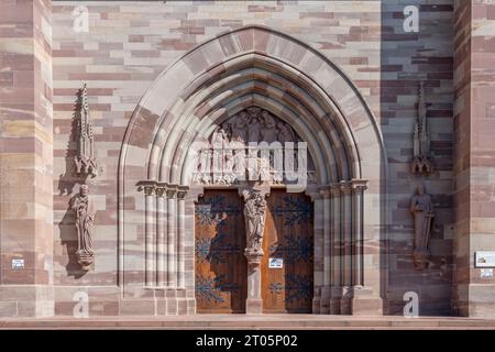 Obernai, Frankreich - 09 07 2023: Die Weinstraße. Blick außerhalb der Kirche der Heiligen Peter und Paul Stockfoto