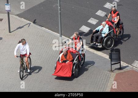 „Radfahren ohne Alter“ ist eine Aktivität, die in Dänemark begonnen wurde und seit 2012 in Barcelona konsolidiert wurde. Stockfoto