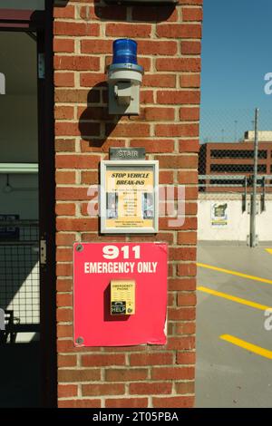 Notrufbox 911 in einem Parkhaus in Ann Arbor Michigan Stockfoto