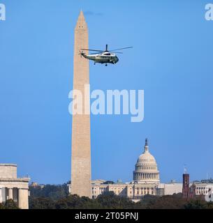 WASHINGTON, DC, USA – der Hubschrauber der US-Regierung passiert das Washington Monument, das Kapitol der USA. Stockfoto