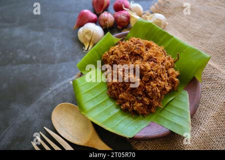 Abon aus Fleisch, Hackfleischgerichte aus braunem Zucker und getrockneten, haltbar gemachten Lebensmitteln. Indonesisches asiatisches Essen Stockfoto