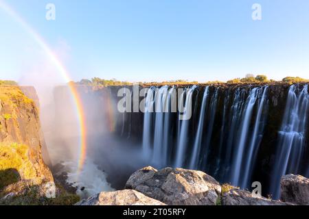 Victoria Falls - der größte Wasserfall Afrikas, der an Sambia und Simbabwe grenzt Stockfoto