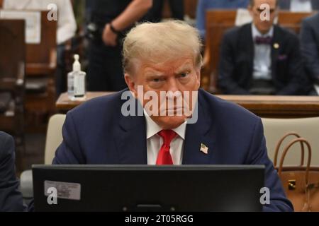 New York, USA. Oktober 2023. Der ehemalige US-Präsident Donald Trump sitzt am dritten Tag seines Zivilprozesses in New York am 4. Oktober 2023 im Gerichtssaal. Der Zivilprozess kommt, nachdem der New Yorker Richter Arthur Engoron bereits entschieden hatte, dass Trump und seine Söhne Eric und Don Jr Betrug begangen haben, indem sie den Wert der Immobilien und finanziellen Vermögenswerte der Trump Organization über Jahre hinweg aufblähen. (Foto: ANGELA WEISS/Pool/SIPA USA) Credit: SIPA USA/Alamy Live News Stockfoto