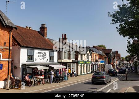 Lyndhurst High Street und Stadtzentrum, Hampshire Town, England, Großbritannien Stockfoto