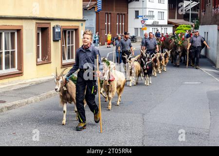 Dorfbewohner in traditionellen Trachten nehmen stolz an der jährlichen Alpenkuhparade im Dorf Kerns Teil. Kerns ist ein Dorf im Kanton Obwa Stockfoto