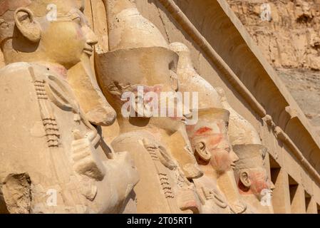 Verwitterte Osiride-Statuen im Profil, Tal der Könige, Ägypten Stockfoto