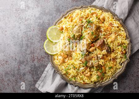 Pilaf Kachchi Biryani ist eine beliebte Mahlzeit, die auf Partys, Feiern und Hochzeiten auf dem Teller serviert wird. Horizontale Draufsicht von oben Stockfoto