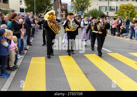 Trompeter in traditionellen Trachten nehmen stolz an der jährlichen Alpenkuhparade im Dorf Kerns Teil. Kerns ist ein Dorf im Kanton OBW Stockfoto