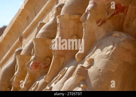 Nahaufnahme von Osiride-Statuen, Tal der Könige, Ägypten Stockfoto