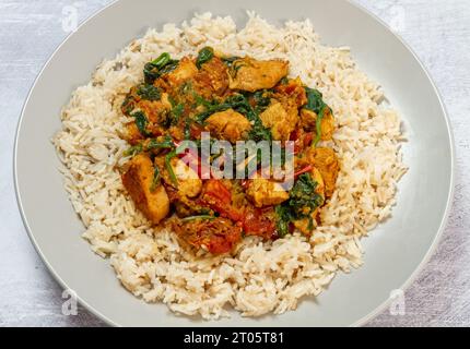 Knoblauch-Chili-Huhn mit Cardomom-Reis Stockfoto