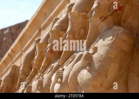 Nahaufnahme von Osiride-Statuen, Tal der Könige, Ägypten Stockfoto