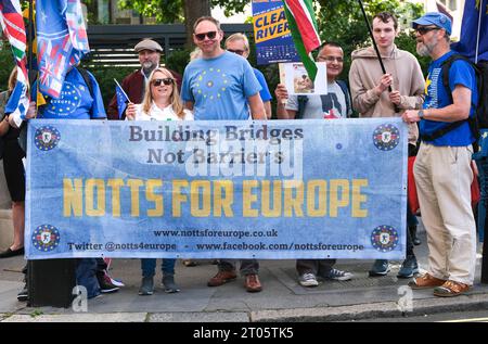 London, Großbritannien. September 2023. Pro-EU-Befürworter halten bei der Anti-Brexit-Demonstration im März in London ein großes Protest-Banner von NOTTS FOR EUROPE, in dem Großbritannien aufgefordert wird, der Europäischen Union beizutreten. Stockfoto