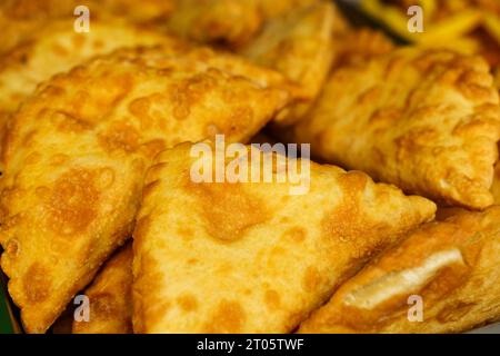 Frisch zubereitete Pasties auf der Theke eines Straßencafés. Street Food Stockfoto