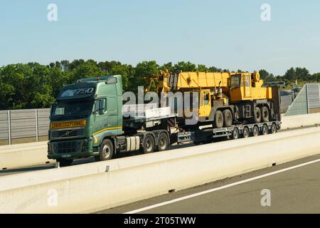 Vienne, Frankreich - 16. Mai 2023: Ein großer Lkw fährt auf der Autobahn mit zylindrischer Last. Stockfoto