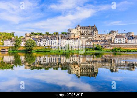 Amboise, Frankreich. Die ummauerte Stadt und das Schloss von Amboise spiegeln sich in der Loire wider. Stockfoto