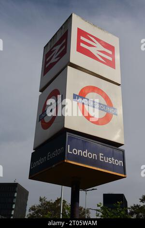 Euston Schild für die U-Bahn- und U-Bahn-Station, London, Großbritannien Stockfoto
