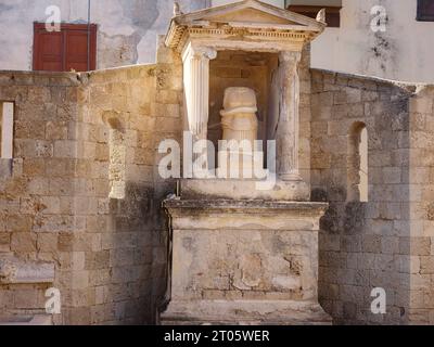 Rhodos, Griechenland - 21. April 2023: Archäologisches Museum von Rhodos-Stadt. Details zu antiken Statuen und anderen Exponaten des Museums Stockfoto