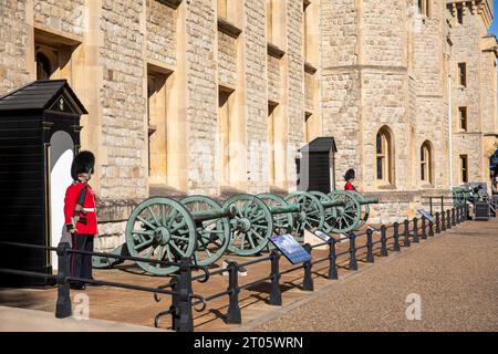 Walisische Wachposten bewachen das Juwelenhaus, Tower of London, Hitzewelle September 2023, UNESCO-Weltkulturerbe, London, Großbritannien Stockfoto