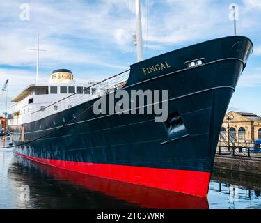 Schwimmendes Luxushotel MV Fingal, ehemaliges Leuchtturmschiff in Alexandra Dock, Leith Harbour, Edinburgh, Schottland, Großbritannien Stockfoto