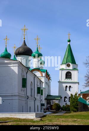 Der schiefe Glockenturm der Himmelfahrt-Kathedrale im mittelalterlichen Vosnesenski-Petscherski-Kloster in Nischni Nowgorod, Russland Stockfoto