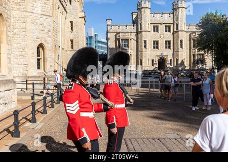 Tower of London, walisische Wachen, die die Wache vor dem Jewel House wechseln, werden vom Sergeant in London, Großbritannien, im September 2023 überwacht Stockfoto