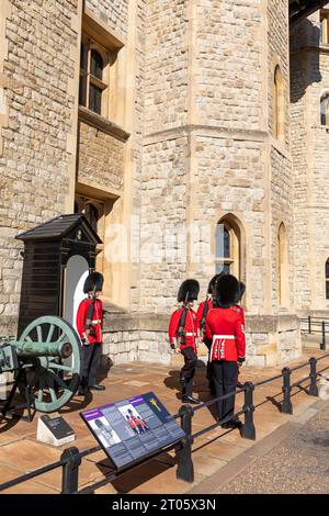 Tower of London, walisische Wachen, die die Wache vor der Waterloo-Kaserne wechseln, werden vom zuständigen Sergeant, London, UK, im September 2023 überwacht Stockfoto