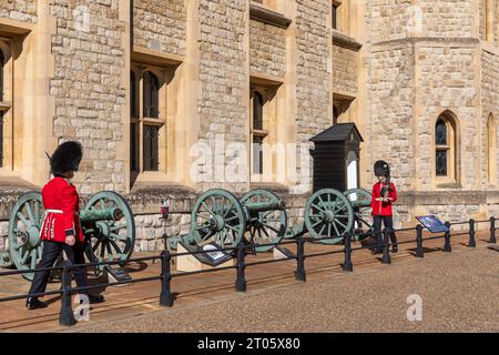 Tower of London Walisische Wachen im Dienst und schützen die Waterloo-Kaserne September 2023 Hitzewellen-Wetter in London, volle zeremonielle Uniform, England Stockfoto