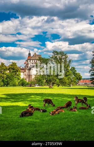 Schloss Blatna bei Strakonice, Südböhmen, Tschechische Republik. Luftaufnahme des mittelalterlichen Wasserschlosses Blatna, umgeben von Parks und Seen, Blatna, Süden Stockfoto