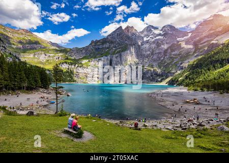 Berühmtes Oeschinensee mit Bluemlisalp an einem sonnigen Sommertag. Panoramablick auf den azurblauen Oeschinensee. Schweizer alpen, Kandersteg. Fantastische Tourquis Stockfoto