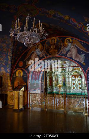 Der Altar im Inneren der mittelalterlichen Himmelfahrt-Kirche der Himmelfahrt des Höhlenklosters in Nischni Nowgorod Stockfoto