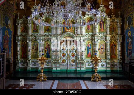 Der Altar im Inneren der mittelalterlichen Himmelfahrt-Kirche der Himmelfahrt des Höhlenklosters in Nischni Nowgorod Stockfoto