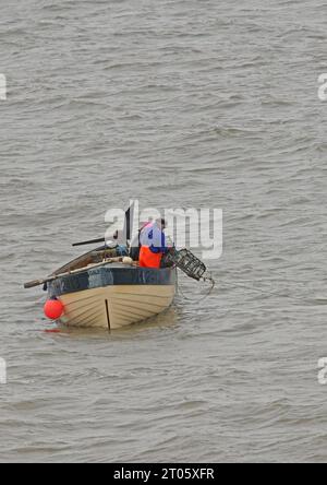 Fischer, die Krabbentöpfe züchten Weybourne, Norfolk, Großbritannien. Mai Stockfoto
