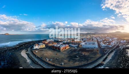 Das unvergleichliche Stadtbild von Corralejo, die Hafenstadt Fuerteventura, der wunderschöne Panoramablick auf die Kanarischen Inseln, Spanien. Panoramablick auf die Stadt Corralejo aus der Vogelperspektive Stockfoto