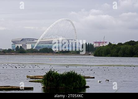 Blick über den Stausee (auch bekannt als „Welsh Harp“) in Richtung Stadion London, Großbritannien. Juli Stockfoto