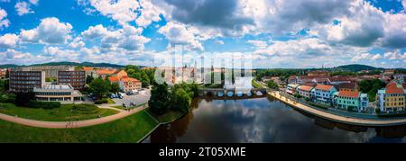 Mittelalterliche Stadt Pisek und historische Steinbrücke über den Fluss Otava in Südböhmen, Tschechische Republik. Pisek Stone Bridge, die älteste, früh erhaltene Brücke Stockfoto