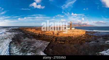 Leuchtturm Punta de Jandia von oben, blaues Meer aus der Luft, Fuerteventura, Kanarische Inseln, Spanien. Leuchtturm von Punta Jandia (Faro de Punta Jandia). Fuerteven Stockfoto