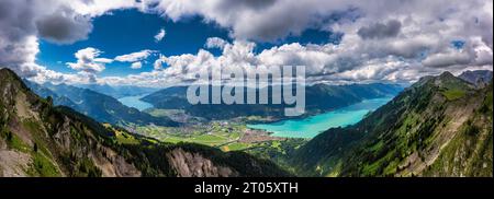 Schöner Blick auf Thunersee und Brienzersee vom Schynige Platte Trail im Berner Oberland, Kanton Bern, Schweiz. Beliebter Berg in der Schweizer Al Stockfoto