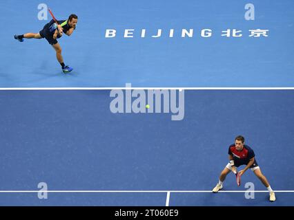 Peking, China. Oktober 2023. Wesley Koolhof (L) aus den Niederlanden und Neal Skupski aus Großbritannien treten im Doppelfinale der Männer zwischen Wesley Koolhof/Neal Skupski und Austin Krajicek/Ivan Dodig beim Tennis-Turnier 2023 in Peking, Hauptstadt von China, am 4. Oktober 2023 an. Quelle: Zhang Chenlin/Xinhua/Alamy Live News Stockfoto