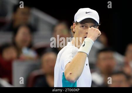 Peking, China. Oktober 2023. Der Italiener Jannik Sinner feiert beim Tennis-Turnier der China Open 2023 in Peking, der Hauptstadt Chinas, am 4. Oktober 2023 das Finale der Männer zwischen Jannik Sinner und Daniil Medwedev. Quelle: Luo Yuan/Xinhua/Alamy Live News Stockfoto